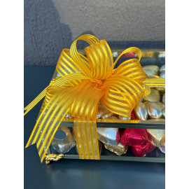 25x17 CM METAL DİKDÖRTGEN CAM KUTUDA ANTEP FISTIKLI MİNİ KALP ÇİKOLATA VE DRAJE